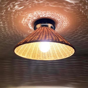 Lampada da soffitto in rattan intrecciato fatto a mano, lampada da soffitto in rattan naturale, lampada da soffitto con decoro boho e rustico, lampada da soffitto con montaggio a filo
