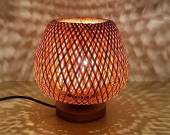 Lampa biurkowa z bambusa: rustykalne oświetlenie stołu z drewnianą podstawą