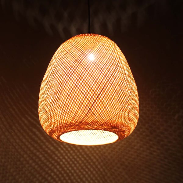 Luminária pendente de bambu trançado à mão: iluminação rústica em formato de pinha (L 30 cm x A 33 cm)