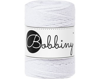 Op de afbeelding: Een witte rol katoenen koord met een label waarop "Bobbiny" in zwarte cursieve letters staat.