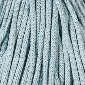 Puede incluir: Primer plano de un manojo de cuerda de algod&oacute;n azul claro. La cuerda est&aacute; hecha de varios hilos trenzados.
