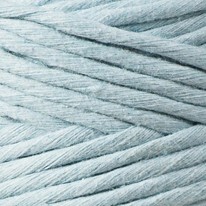 Puede incluir: Primer plano de una cuerda de algod&oacute;n azul claro, mostrando la textura y el tejido de las fibras.