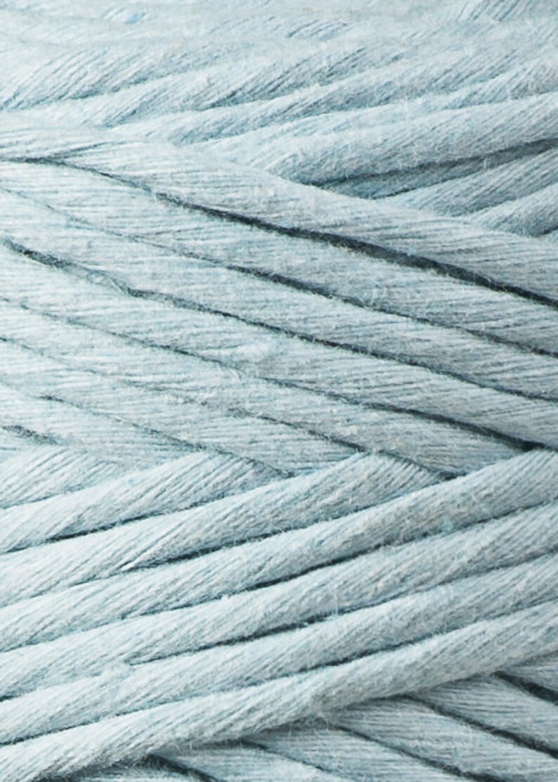 Puede incluir: Primer plano de una cuerda de algod&oacute;n azul claro, mostrando la textura y el tejido de las fibras.