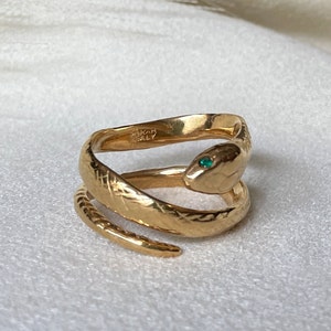 Anel de cobra feito à mão com olhos de pedra dourada e esmeralda