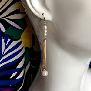 Boucles doreilles Hammered Bar et Pearl Boucle doreille en perle longue goutte faite à la main Boucles doreilles Longue Perle Boucles doreilles Long Freshwater Pearl Metal Bar image 5