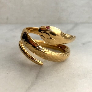 Anillo de serpiente con ojos de rubí