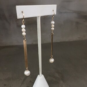 Boucles doreilles Hammered Bar et Pearl Boucle doreille en perle longue goutte faite à la main Boucles doreilles Longue Perle Boucles doreilles Long Freshwater Pearl Metal Bar image 4