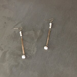 Boucles doreilles Hammered Bar et Pearl Boucle doreille en perle longue goutte faite à la main Boucles doreilles Longue Perle Boucles doreilles Long Freshwater Pearl Metal Bar image 7