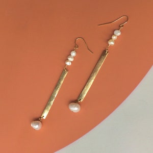 Boucles doreilles Hammered Bar et Pearl Boucle doreille en perle longue goutte faite à la main Boucles doreilles Longue Perle Boucles doreilles Long Freshwater Pearl Metal Bar image 1