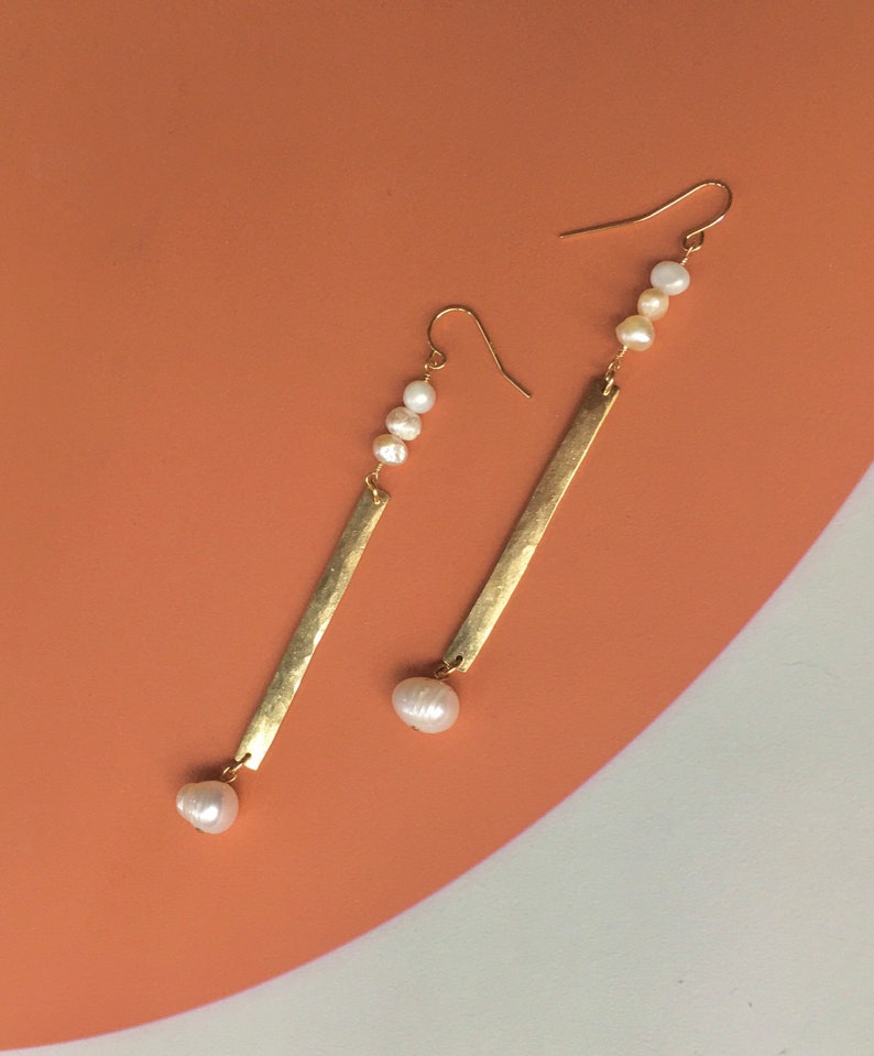 Boucles doreilles Hammered Bar et Pearl Boucle doreille en perle longue goutte faite à la main Boucles doreilles Longue Perle Boucles doreilles Long Freshwater Pearl Metal Bar image 1