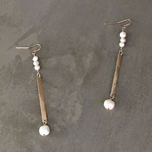 Boucles doreilles Hammered Bar et Pearl Boucle doreille en perle longue goutte faite à la main Boucles doreilles Longue Perle Boucles doreilles Long Freshwater Pearl Metal Bar image 9