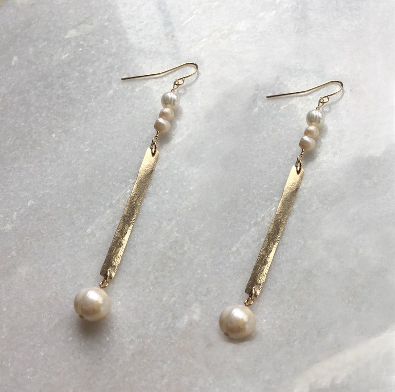 Boucles doreilles Hammered Bar et Pearl Boucle doreille en perle longue goutte faite à la main Boucles doreilles Longue Perle Boucles doreilles Long Freshwater Pearl Metal Bar image 2