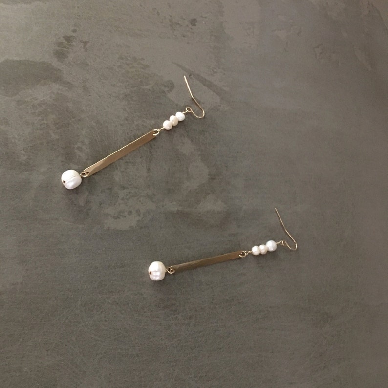 Boucles doreilles Hammered Bar et Pearl Boucle doreille en perle longue goutte faite à la main Boucles doreilles Longue Perle Boucles doreilles Long Freshwater Pearl Metal Bar image 6