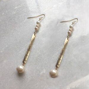 Boucles doreilles Hammered Bar et Pearl Boucle doreille en perle longue goutte faite à la main Boucles doreilles Longue Perle Boucles doreilles Long Freshwater Pearl Metal Bar image 8