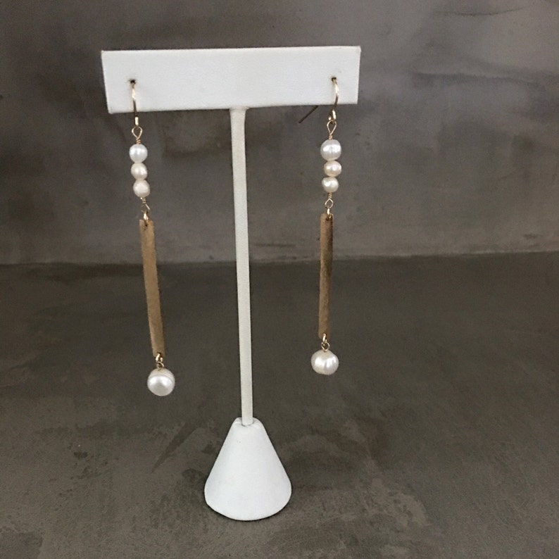 Boucles doreilles Hammered Bar et Pearl Boucle doreille en perle longue goutte faite à la main Boucles doreilles Longue Perle Boucles doreilles Long Freshwater Pearl Metal Bar image 10