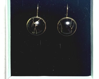 Gold earrings with black stone and gold fissure cabochons