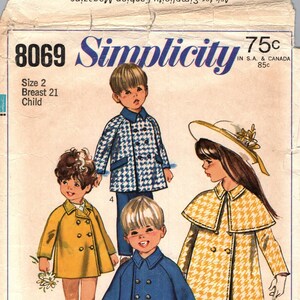 Puede incluir: Patrón Simplicity vintage 8069 para abrigos de niños. La ilustración muestra a cuatro niños con diferentes diseños de abrigos. El patrón incluye tallas para una medida de pecho de 53 cm. El precio es de 75 centavos.