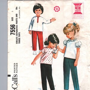 Könnte beinhalten: Vintage McCall's Schnittmuster 7556 für Kinder-Separates, einschließlich Hosen und drei Oberteilen. Das Muster zeigt Illustrationen von Kindern, die die entworfenen Outfits tragen. Das Muster enthält die Größe 3.