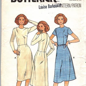 Puede incluir: Sobre de patrón de costura Butterick vintage con ilustraciones de tres vestidos. El sobre incluye el texto "QUICK! BUTTERICK" y "3006". El patrón es para una talla 6.