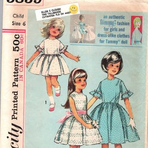 Einfachheit 5859 Kinderkleid Schnittmuster mit Tammy Puppenkleid - Gr. 6