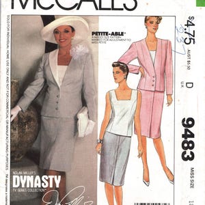 Op de afbeelding: McCall's naaipatroon met een ontwerp uit de Dynasty tv-seriecollectie. Het patroon bevat een rokpak en een jasjespak. De afbeelding toont een vrouw die het rokpak draagt. Het patroon is gemarkeerd voor aanpassing aan Miss Petite.