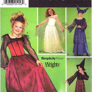 Puede incluir: Patrón de disfraces Simplicity con cuatro diseños de disfraces de Halloween para niños. Los disfraces incluyen una bruja, una princesa y una hechicera. El patrón es de talla A, tallas 7, 8, 10, 12 y 14.