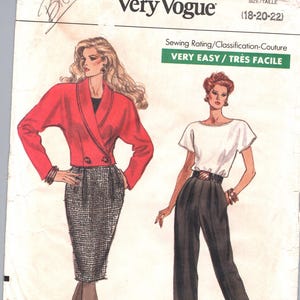 Puede incluir: Un sobre de patrón de costura Very Easy Very Vogue 7571 para tallas 18-20-22. El frente muestra ilustraciones de dos conjuntos: una chaqueta roja de doble botonadura con falda de tweed en blanco y negro, y un top blanco de manga corta con pantalón negro.