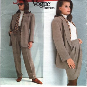 Pode incluir: Padrão de costura Vogue Patterns com design DKNY. A imagem mostra uma mulher em um terno marrom, com jaqueta e saia combinando. O número do padrão é 1024, tamanhos 12-14-16.