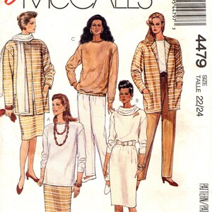 以下が含まれることがあります： 女性用衣類のイラストが描かれた、McCall'sの裁縫パターン。ストライプのジャケット、スカート、パンツ、無地のセーターとドレスが表紙に描かれています。パターンサイズは22/24です。