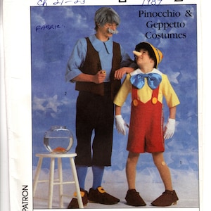 Pode incluir: Padrão de costura Simplicity para fantasias de Pinóquio e Gepeto, tamanho 2-4. A capa apresenta duas pessoas vestidas como os personagens, com o logotipo da Walt Disney. As fantasias incluem uma camisa amarela, shorts vermelhos e um nariz longo.