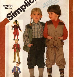 Puede incluir: Un sobre de patrón de costura Simplicity 6101 para talla infantil 5, con ilustraciones de niños vistiendo chalecos, camisas y pantalones. La cubierta muestra texto que incluye Simplicity, 6101 y Minnesota Fabrics, con una tabla para cuadros.