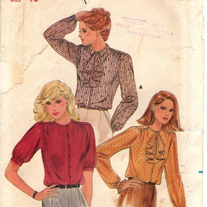 Puede incluir: Un patrón de costura vintage para una blusa con tres estilos diferentes. El patrón es de Butterick y tiene el número 3491. El patrón es para la talla 10.