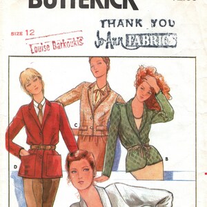 Puede incluir: Sobre de patrón de costura Butterick vintage con ilustraciones de blazers de mujer. El sobre tiene el texto "Quick! Butterick" y "6466". La talla es 12.