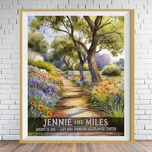 Könnte beinhalten: Ein gerahmter Aquarelldruck eines Weges, der sich durch ein Feld mit Wildblumen und Bäumen schlängelt. Der Druck weist eine Farbpalette aus Grün-, Gelb-, Lila- und Brauntönen auf. Der Text unten lautet "JENNIE AND MILES" und "AUGUST 20, 2026 • LADY BIRD JOHNSON WILDFLOWER CENTER."