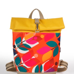 Mochila feminina, mochila rolltop de viagem, couro vegano, flores abstratas, mochila amarela, tecido impermeável, mochila urbana roll bike