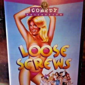 Puede incluir: Caja de DVD de la película "Loose Screws" de la colección Roger Corman Comedy. La portada presenta una ilustración de dibujos animados de una mujer en traje de baño rosa con el título en letras amarillas grandes. Un grupo de personajes de dibujos animados está en la parte inferior.