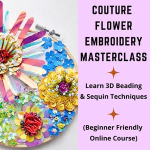 Op de afbeelding: Een borduurring met 3D-bloemmotieven gemaakt van iriserende, gele, rode en blauwe pailletten en kralen. De tekst luidt: COUTURE FLOWER EMBROIDERY MASTERCLASS, Learn 3D Beading & Sequin Techniques, (Beginner Friendly Online Course).