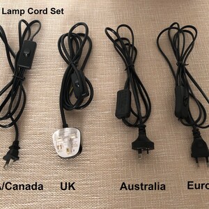 Puede incluir: Juego de cables para l&aacute;mpara de mesa con cuatro tipos de enchufes diferentes: EE. UU./Canad&aacute;, Reino Unido, Australia y Europa. Cada cable tiene un interruptor en l&iacute;nea negro.