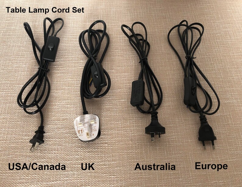 Puede incluir: Juego de cables para l&aacute;mpara de mesa con cuatro tipos de enchufes diferentes: EE. UU./Canad&aacute;, Reino Unido, Australia y Europa. Cada cable tiene un interruptor en l&iacute;nea negro.
