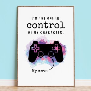 Puede incluir: Un póster enmarcado con el texto "I'M THE ONE IN control OF MY CHARACTER. My move" sobre una silueta negra de mando de videojuegos con un salpicado de acuarela morado, rosa y azul.
