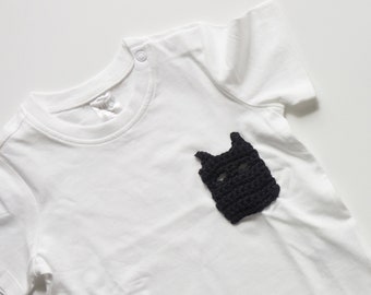White tshirt for kids with crochet design sewed on as pocket, short sleeves sweater in cotton for summer, personalized with applique
