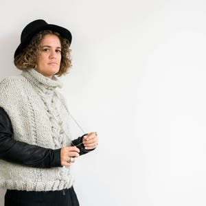 Gestrickter Umhang aus Wolle und Alpaka, warmer Winterponcho für Damen kurz, ärmellos und mit Zopf, klassischer Stil, Minimal Chic Bild 9