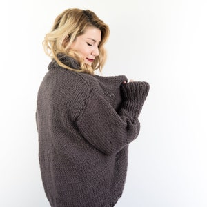 Het vest van de vrouw in lange wol bij de ijzers, elegant gebreide vest en minimaal chique damesjasje met kraag afbeelding 6