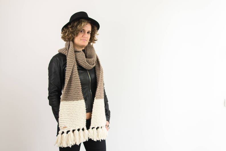 Calda e lunga sciarpa ai ferri bicolore in lana e alpaca, una sciarpa avvolgente da donna con frange agli estremi, beige immagine 2