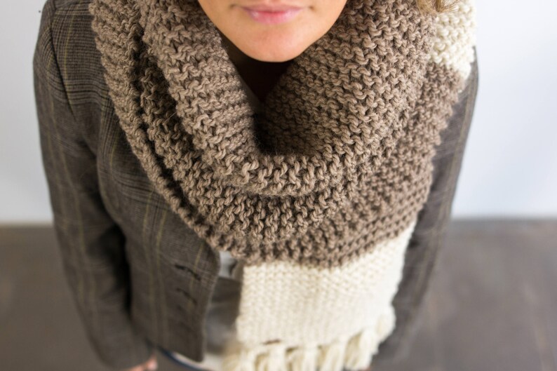 Calda e lunga sciarpa ai ferri bicolore in lana e alpaca, una sciarpa avvolgente da donna con frange agli estremi, beige immagine 4