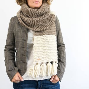Calda e lunga sciarpa ai ferri bicolore in lana e alpaca, una sciarpa avvolgente da donna con frange agli estremi, beige immagine 3