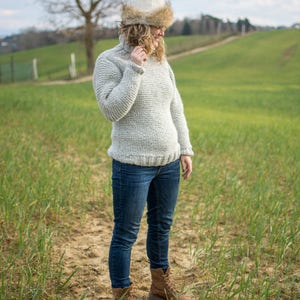 Chunky hand knitted sweater in wool and alpaca cozy and warm oversized winter pullover mod. BEECH image 4