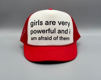 les filles sont très puissantes et j'ai peur Chapeau vintage Rétro Rouge / Blanc Trucker Rope Mesh Hat Snapback Cap Classic Humour Funny années 80 90