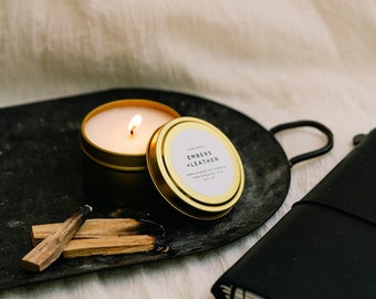 Embers + Leather Candle: 6 oz sojawas met essentiële oliën