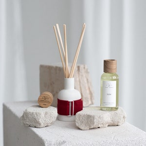 RUIDTIFFUSER VREUGDE. Appel, peer, kaneel, vanillegeur. Wit rood feestelijk woondecoratie. Geschenkdoos met geur voor thuis. 100 ml